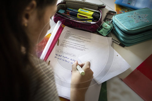 Schularbeiten am Kuechentisch