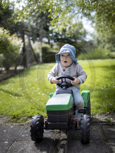 Kind auf Traktor