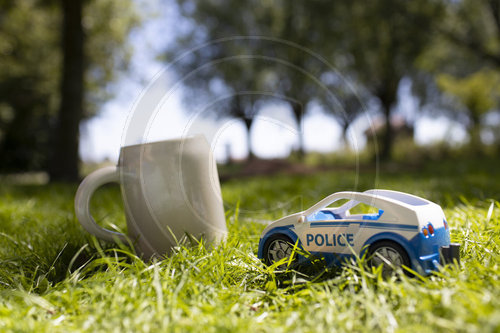 Bierkrug und Polizei Spielzeugauto