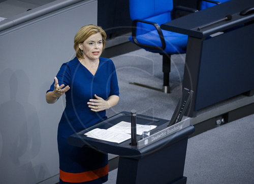 BM Kloeckner spricht im Bundestag