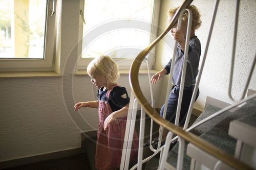 Kinder im Treppenhaus