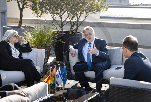 Aussenminister Maas zusammen mit den Botschaftern aus Israel und der Vereinigten Arabischen Emirate