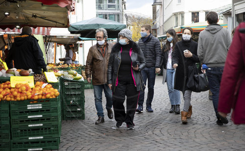 Menschen mit Maske auf dem Markt von Bonn