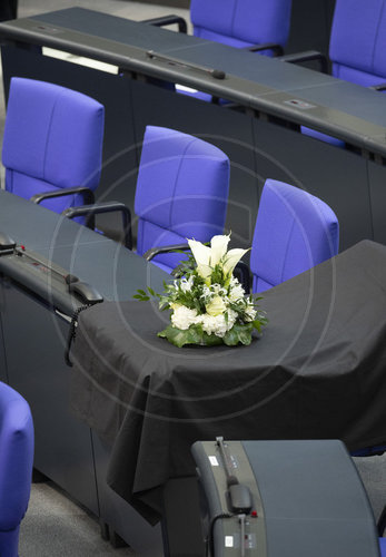 Mit Blumen dekorierter Platz des verstorbenen Thomas Oppermann, SPD