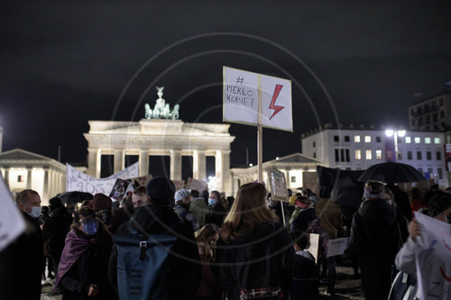 Demonstration polnischer Menschen am Brandenburger Tor