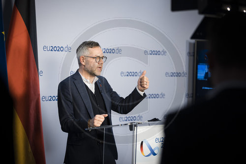 StM Roth bei Pressekonferenz zum RfAA Treffen