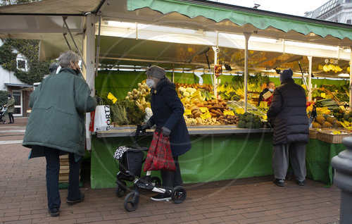 Alte Frau auf Wochenmarkt