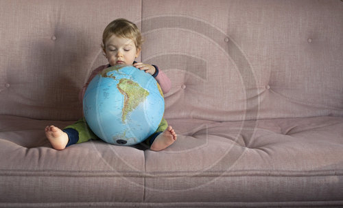 Kind mit Globus
