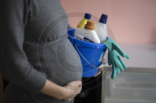 Schwangere Frau mit Putzeimer, Pregnant woman with cleaning bucket