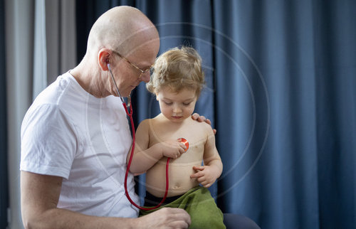 Arzt untersucht ein Kleinkind, Doctor examines a toddler