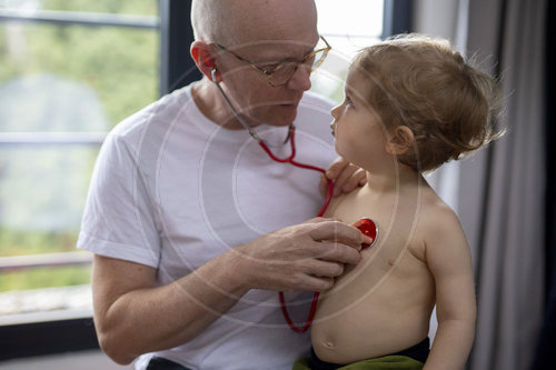 Arzt untersucht ein Kleinkind, Doctor examines a toddler