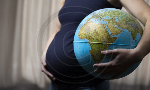 Schwangere mit Globus