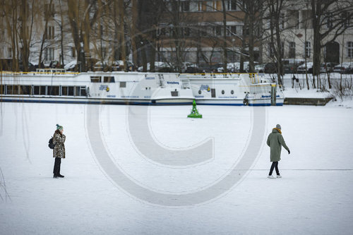 Menschen auf dem Eis