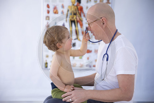 Kinderarzt mit Patient
