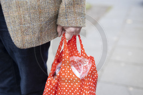 Mann mit Einkaufstasche