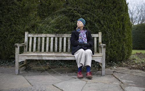 Rentnerin auf einer Parkbank