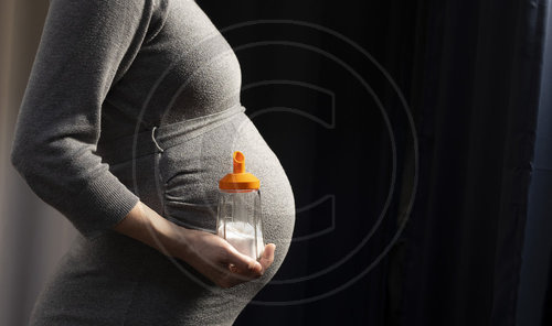 Schwangere Frau mit Zuckerstreuer