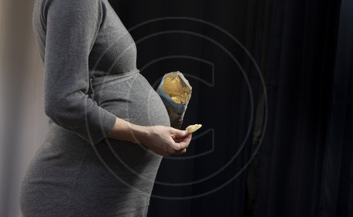 Schwangere Frau mit Chips