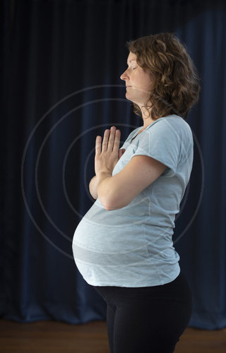 Schwangere Frau beim Yoga