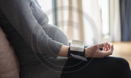 Thema: Schwangere Frau misst ihren Blutdruck
