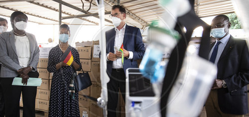 Bundesentwicklungsminister Gerd Mueller, CSU,  mit dem Gesundheitsminister Togos, Prof. Moustafa Mijiyawa