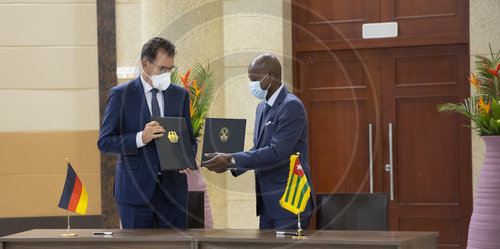 Bundesentwicklungsminister Gerd Mueller, CSU,  unterzeichnet MoU in Togo