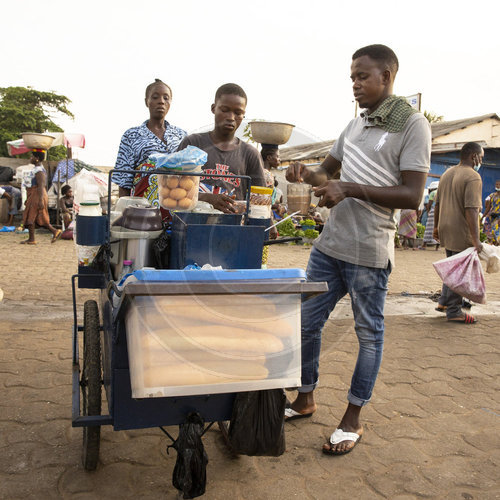 Strassenverkauf von Sandwiches in Afrika