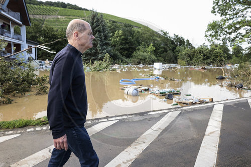 Malu Dreyer und Olaf Scholz im Hochwassergebiet