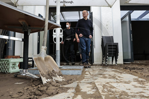 Malu Dreyer und Olaf Scholz im Hochwassergebiet