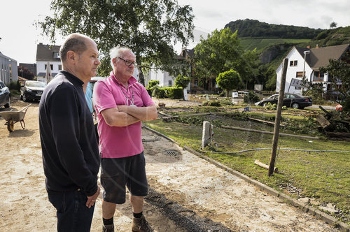 Malu Dreyer und Olaf Scholz im Hochwassergebiet