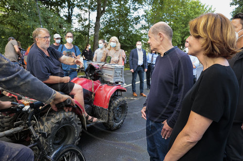 Malu Dreyer und Olaf Scholz im Hochwassergebiet