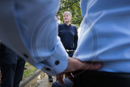 Malu Dreyer und Olaf Scholz im Hochwassergebiet