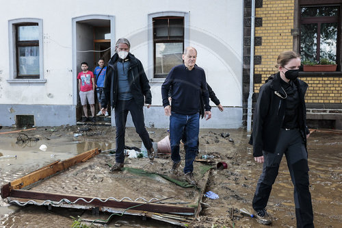 Malu Dreyer und Olaf Scholz im Hochwassergebiet