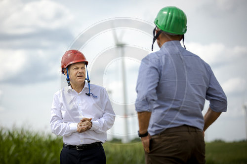 Scholz besucht Windpark Luckau