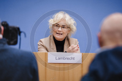 Christine Lambrecht bei Pressekonferenz