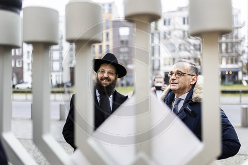BM Maas und Rabbi Teichtal am Chanukka-Leuchter