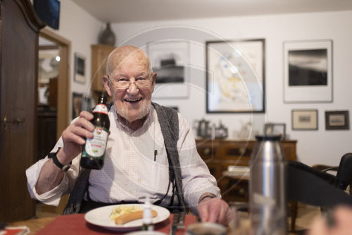 Alter Mann mit Bierflasche