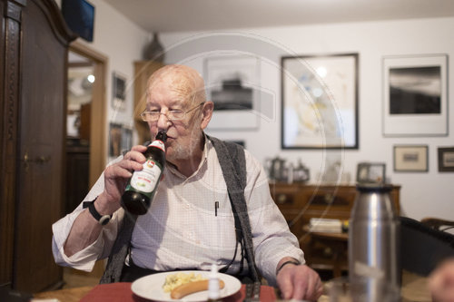 Alter Mann mit Bierflasche