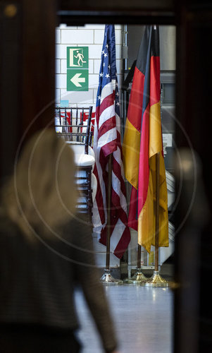 Deutsche und amerikanische Flaggen