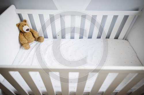 Teddy im Kinderbett