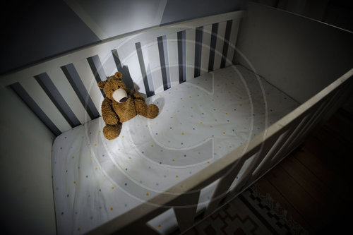 Teddy im Kinderbett
