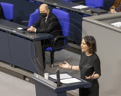 Baerbock spricht im Bundestag