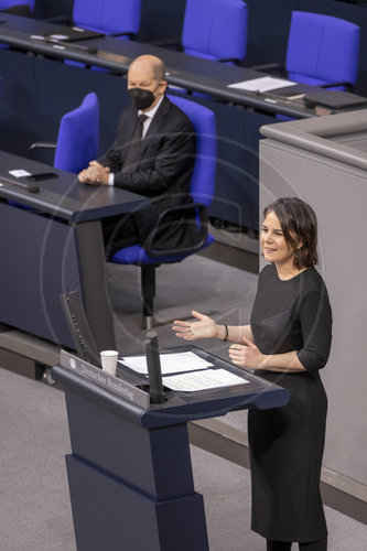 Baerbock spricht im Bundestag