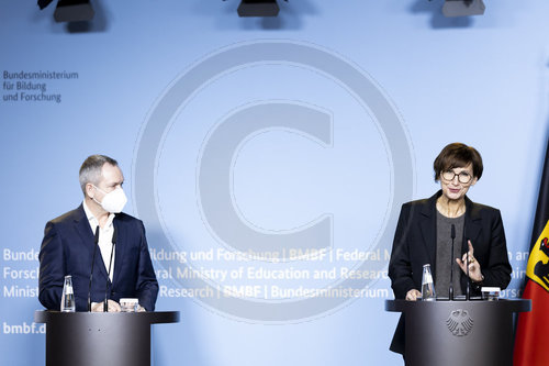 Roland Eils und Bettina Stark-Watzinger