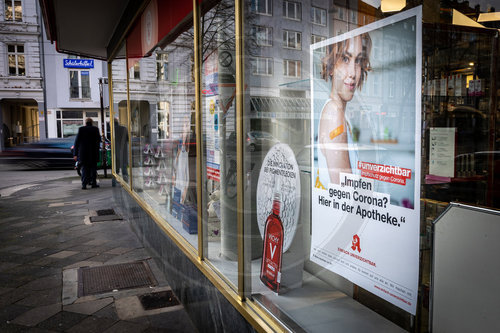 Corona Impfungen in einer Apotheke in Duesseldorf