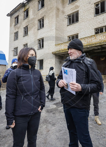 BM Baerbock besucht Kontaktlinie in der Ost-Ukraine