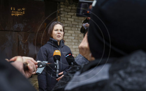 BM Baerbock besucht Kontaktlinie in der Ost-Ukraine