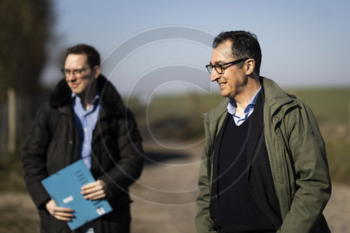 Cem Oezdemir besucht ASP-Zaun