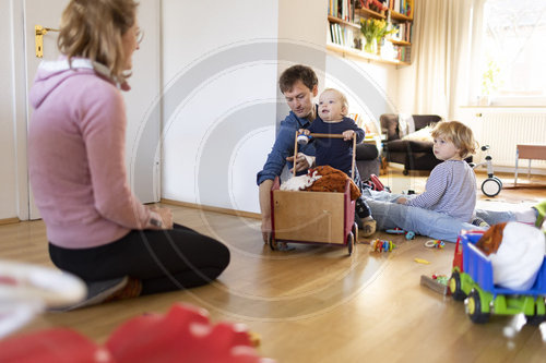 Vater mit Kleinkindern