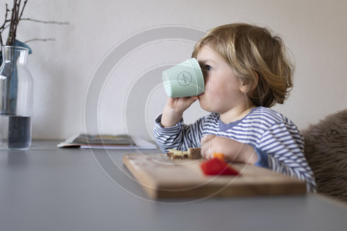 Kleinkind trinkt aus einem Kunststoffbecher